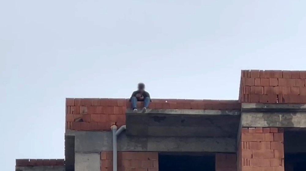 'Eşim telefonu açmıyor' deyip çatıya çıktı