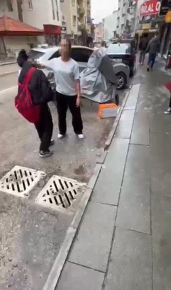 Akılalmaz Olay: Ortaokullu Kıza Akranından Sokak Ortasında Şiddet