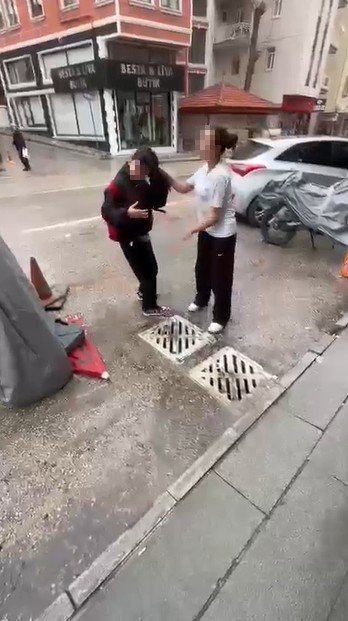 Akılalmaz Olay: Ortaokullu Kıza Akranından Sokak Ortasında Şiddet