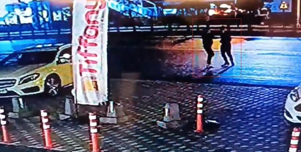 Niğde sokakları tekinsiz! Eşinin yanında bıçaklandı