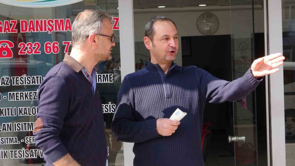 Parasını toplayan esnafı haberlerde görüp parasını teslim aldı