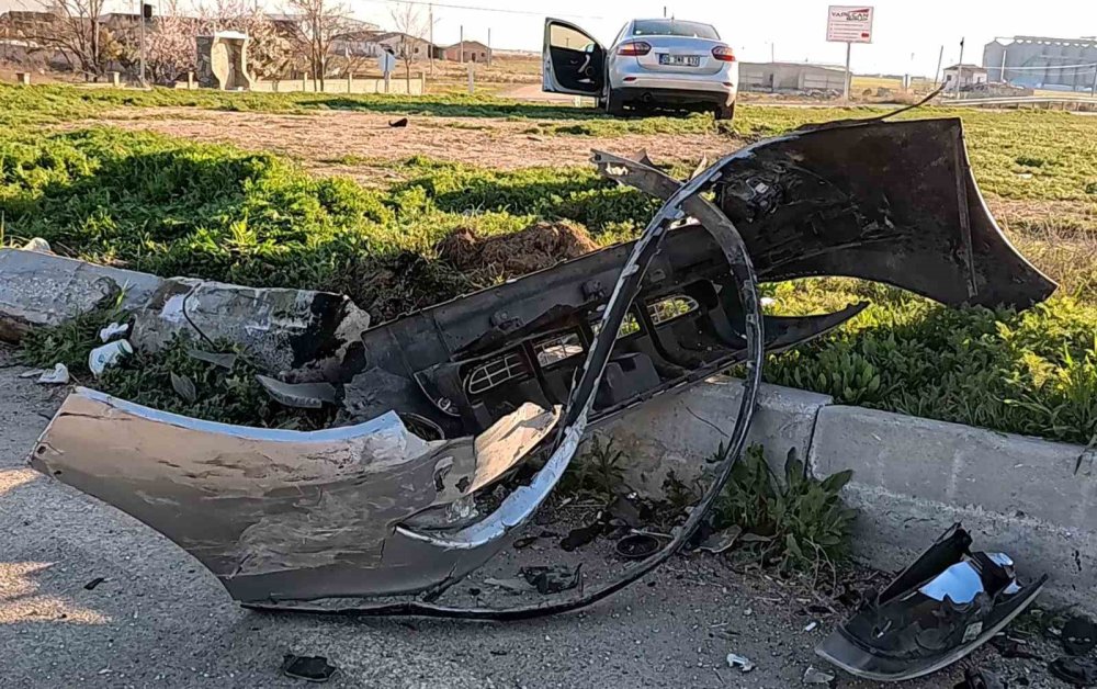 Aksaray’da otomobil tali yoldan çıkan araçla çarpıştı: 2 yaralı