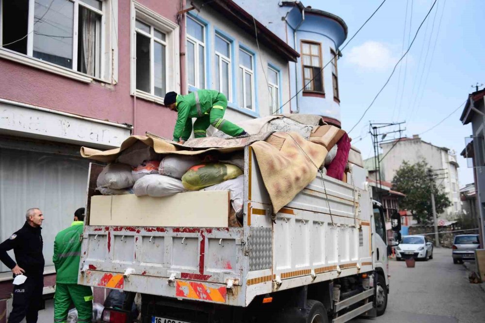 Ev değil çöp deposu: 4 kamyon yetti