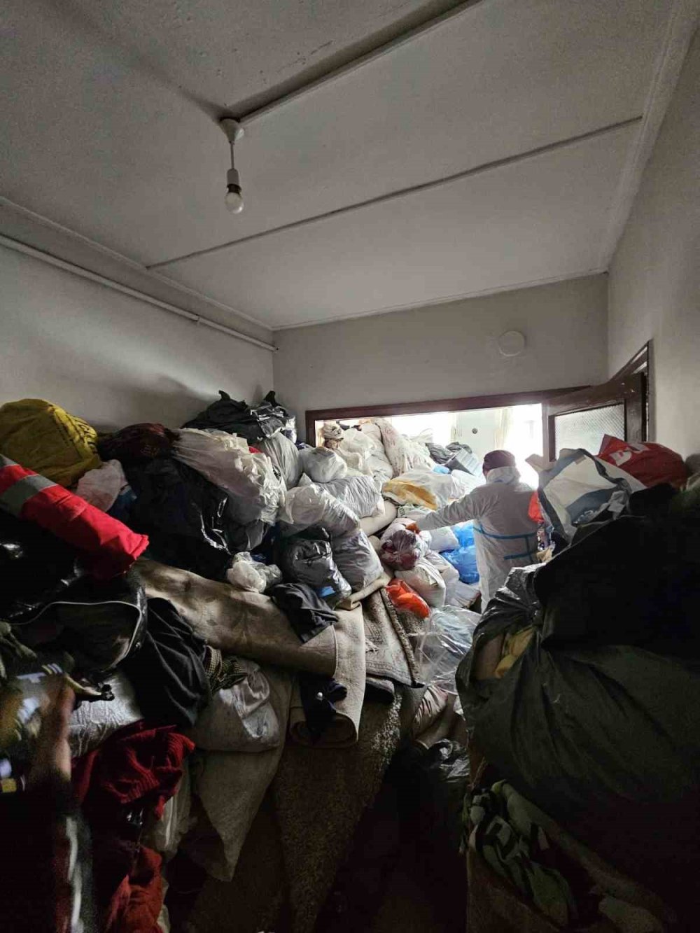 Ev değil çöp deposu: 4 kamyon yetti