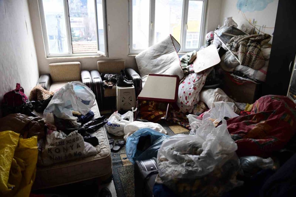 Ev değil çöp deposu: 4 kamyon yetti