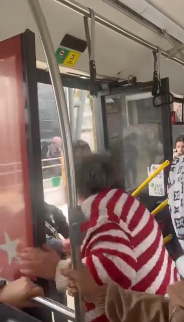 Otobüste kadınlar kavga etti olan şoföre oldu