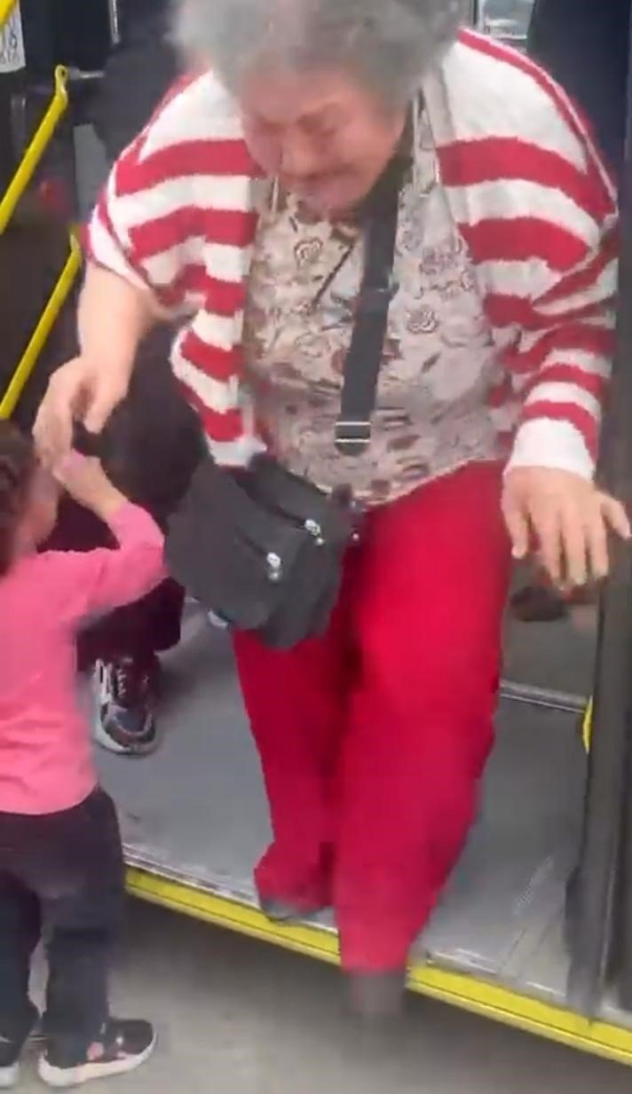 Otobüste kadınlar kavga etti olan şoföre oldu