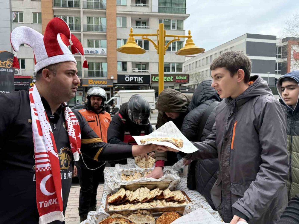 Sözünü tuttu 1000 lahmacun dağıttı
