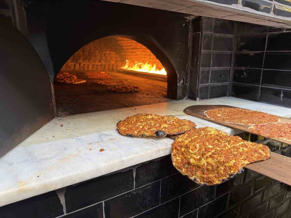 Sözünü tuttu 1000 lahmacun dağıttı
