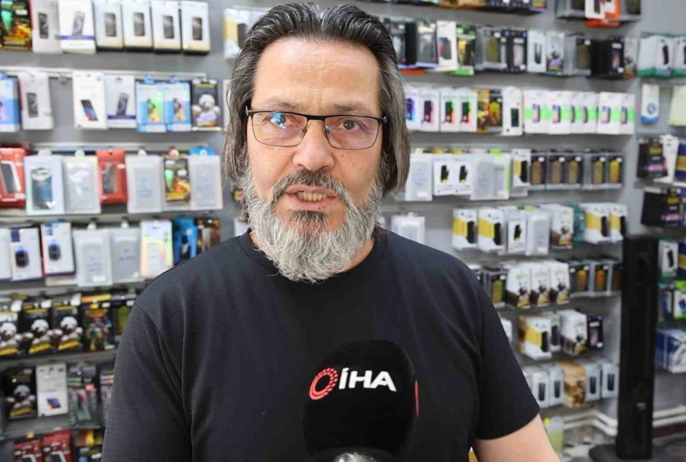 Cep telefonunun bomba gibi patladığı anlar kamerada