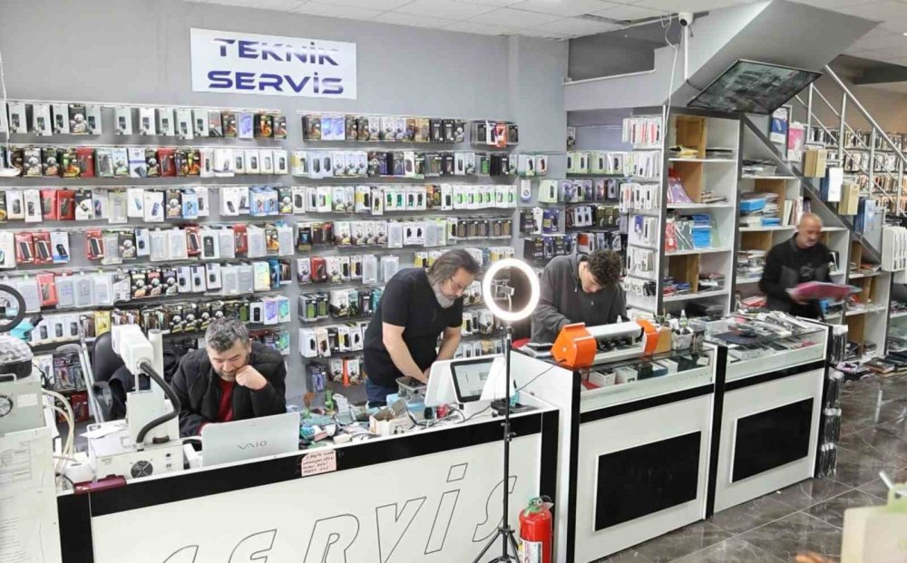 Cep telefonunun bomba gibi patladığı anlar kamerada