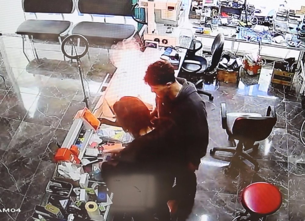 Cep telefonunun bomba gibi patladığı anlar kamerada