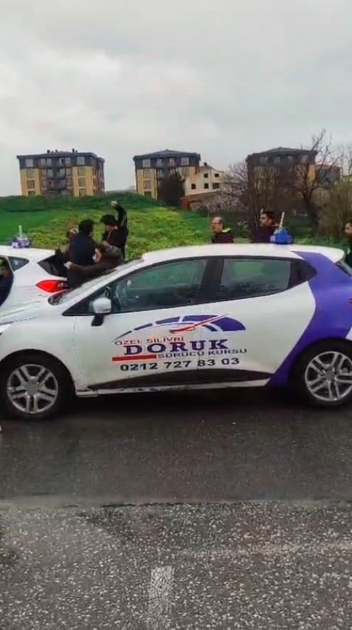 Direksiyon sınavını geçemeyince eğitmene saldırdı