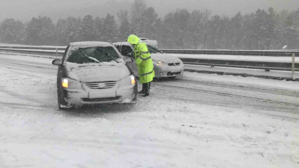 Kış Kapıda Değil, Alacabel'de: Kar Kalınlığı 15 Santimetreyi Buldu