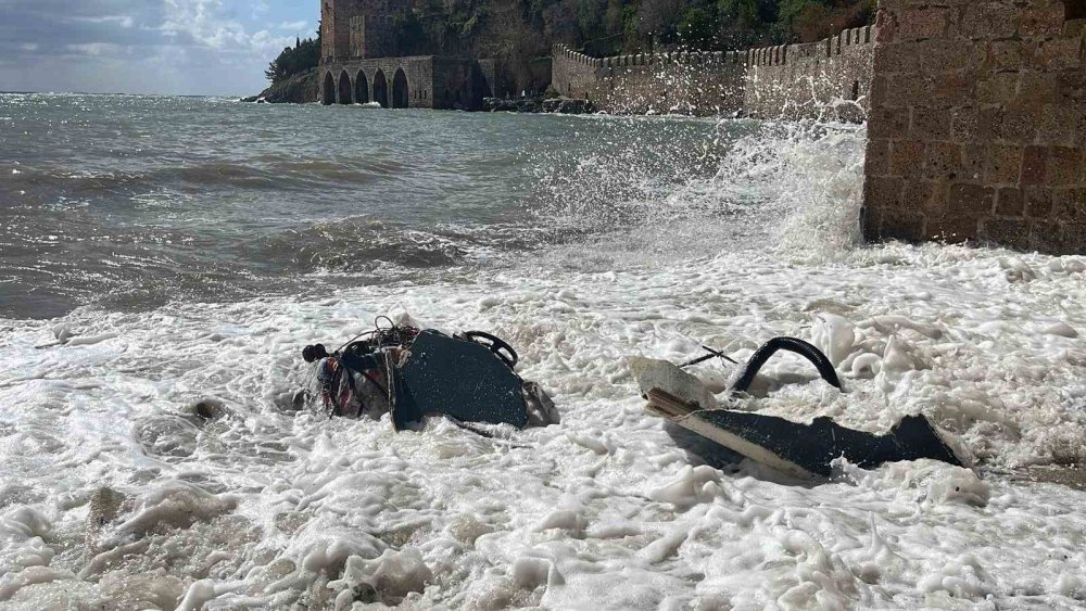 Kızılkule Açıklarında Can Pazarı! Yüzerek Kurtuldular
