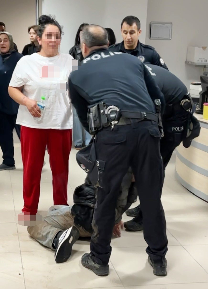 Oğlu Bıçakladı, Annesi Polise Tokat Attı! Hastanede İnanılmaz Anlar