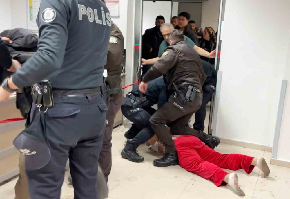 Oğlu Bıçakladı, Annesi Polise Tokat Attı! Hastanede İnanılmaz Anlar