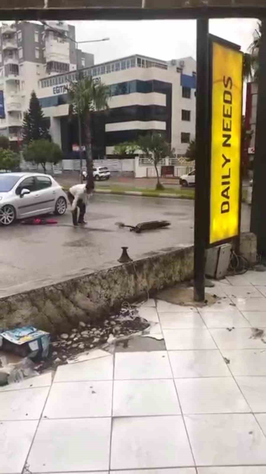 Sürekli bozulan scooterını taşla parçaladı