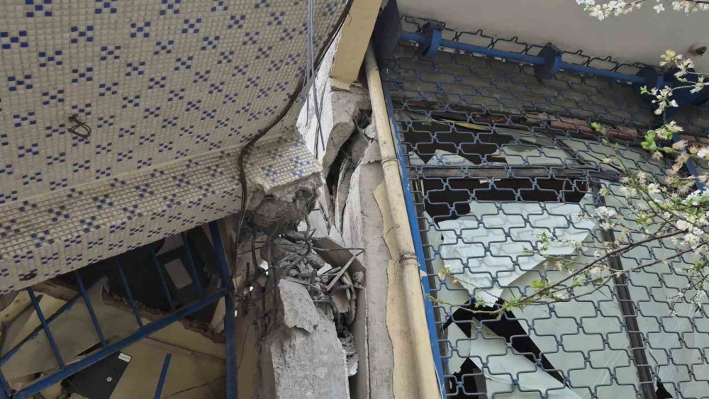 İBB yıkımında büyük hata! Bina yan yattı