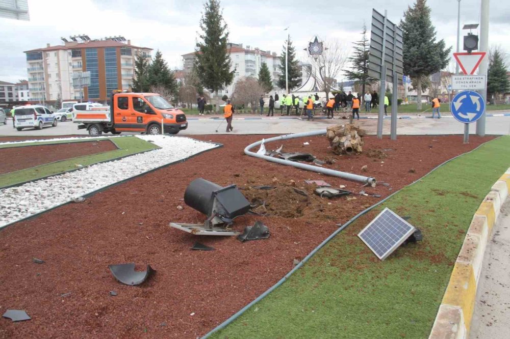 Otogar Kavşağı Savaş Alanına Döndü: Sürücü Araçta Sıkıştı, Motor Yerinden Koptu