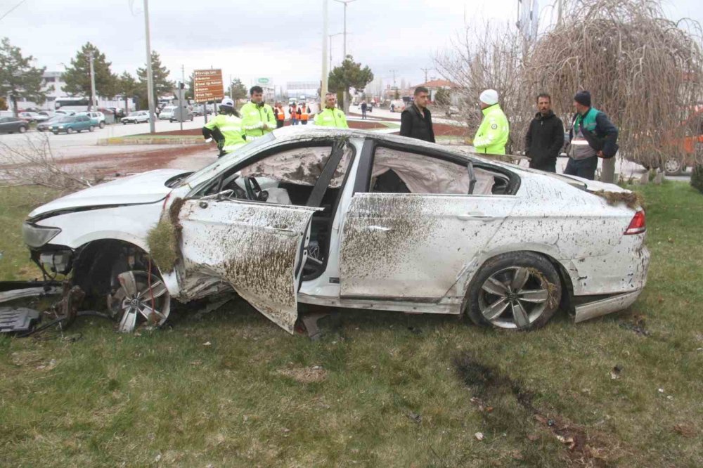 Otogar Kavşağı Savaş Alanına Döndü: Sürücü Araçta Sıkıştı, Motor Yerinden Koptu