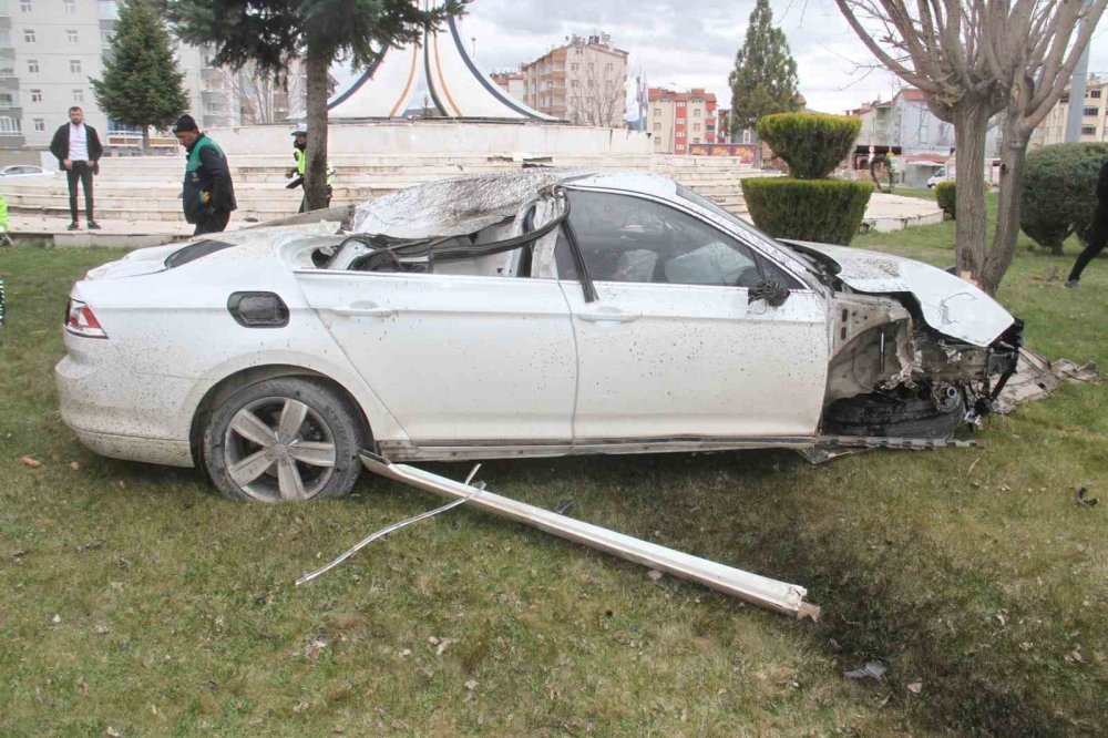 Otogar Kavşağı Savaş Alanına Döndü: Sürücü Araçta Sıkıştı, Motor Yerinden Koptu