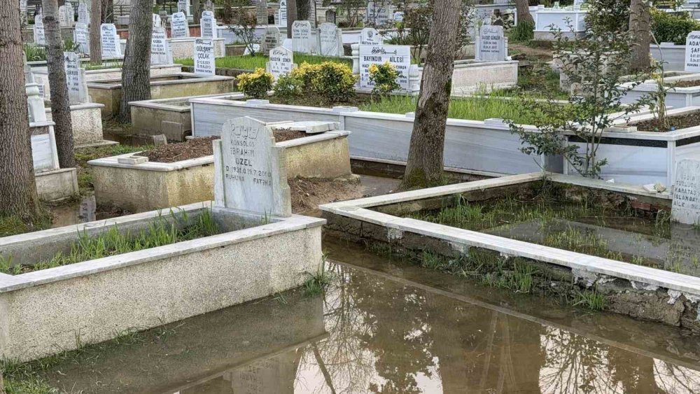 Mezarlık sular altında kaldı
