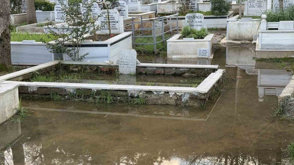 Mezarlık sular altında kaldı