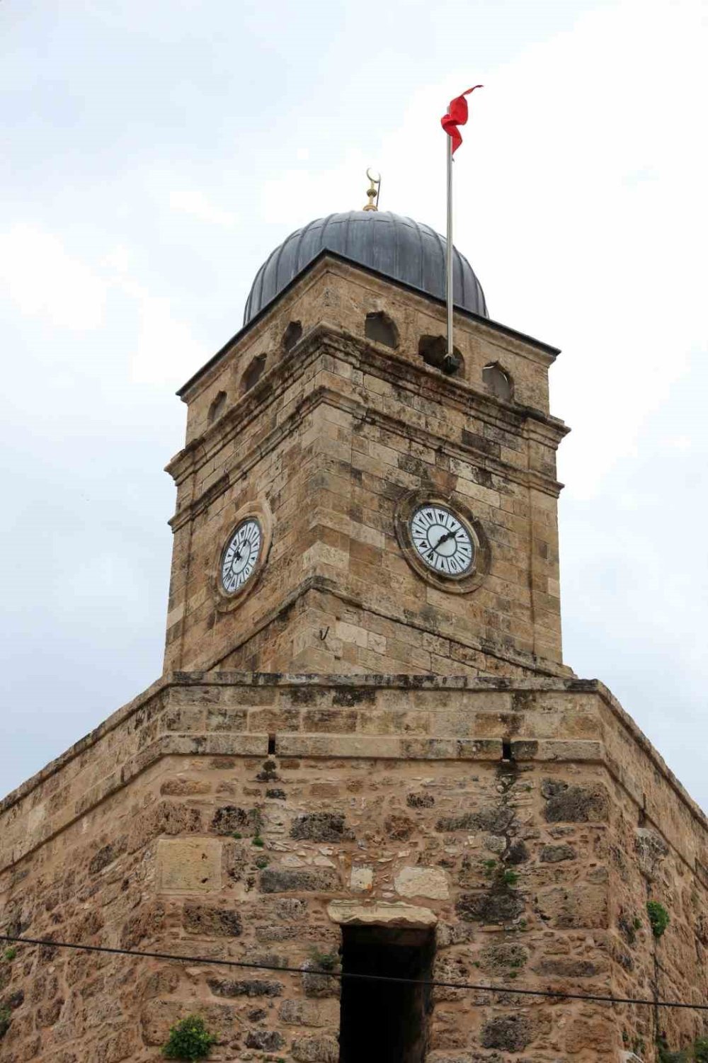 Antalya Saat Kulesi’nde Zaman Yine Durdu: Restorasyon Dikiş Tutmadı!