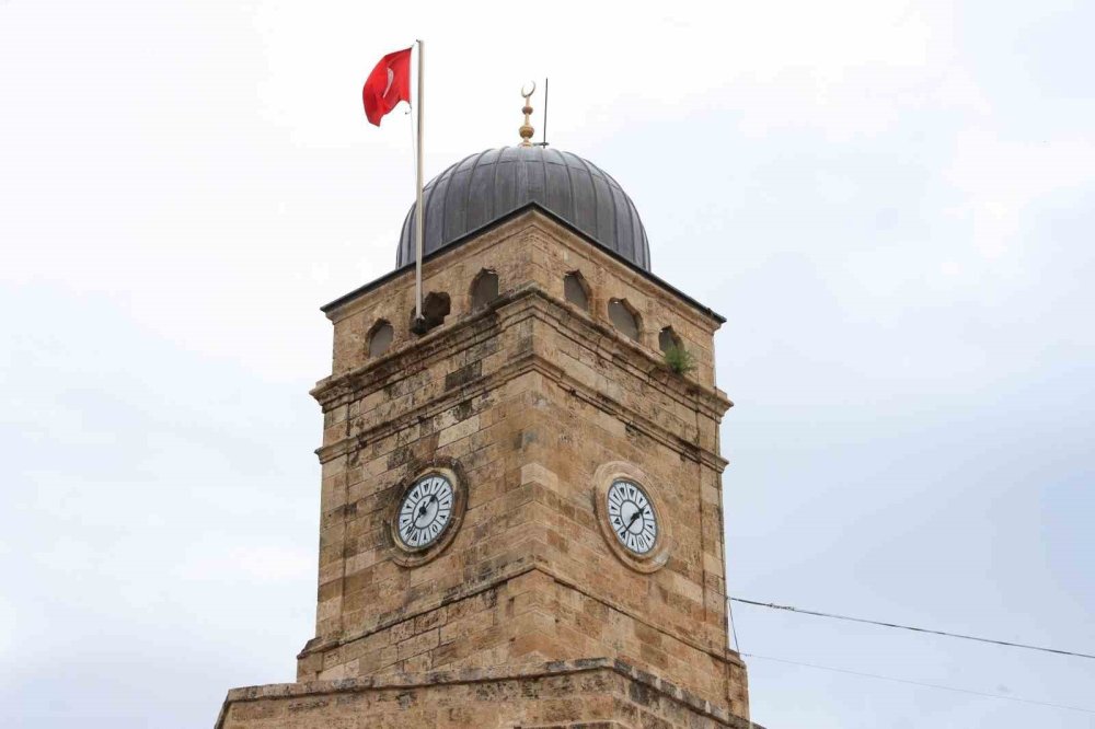 Antalya Saat Kulesi’nde Zaman Yine Durdu: Restorasyon Dikiş Tutmadı!