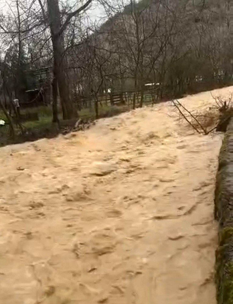 Başkentte sağanak yağışa teslim oldu