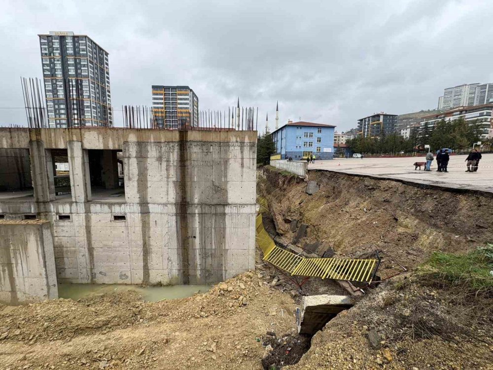 Başkentte sağanak yağışa teslim oldu