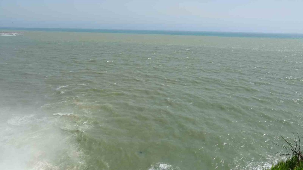 Dünyaca ünlü Düden Şelalesi denizi boyadı