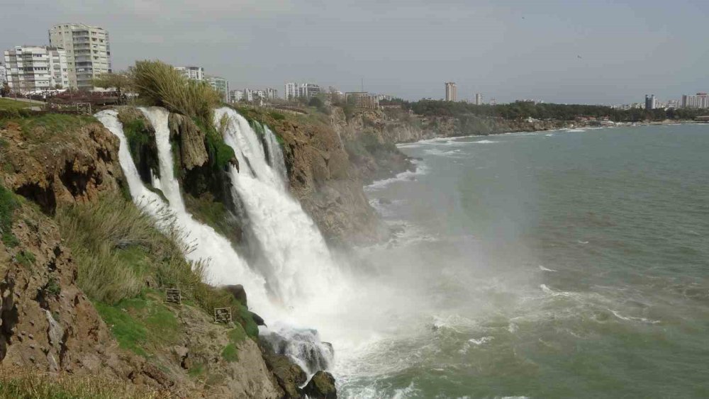 Dünyaca ünlü Düden Şelalesi denizi boyadı