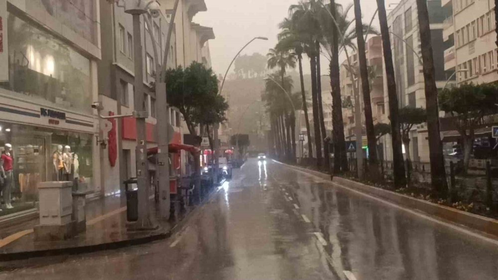 Antalya'ya çamur yağdı