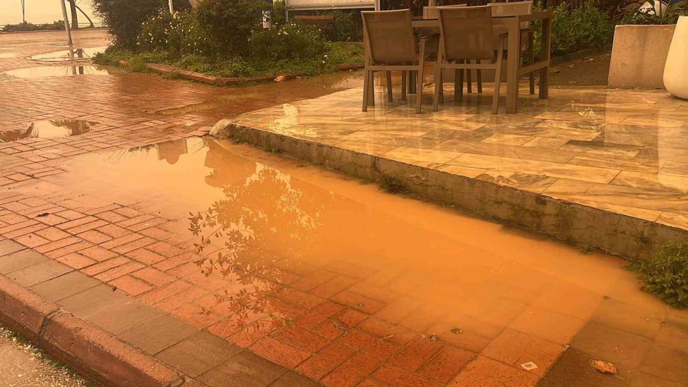 Antalya'ya çamur yağdı