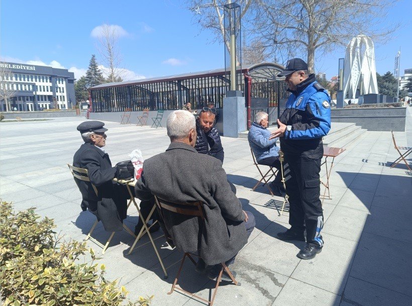 Birileri peşine düştü polis sokağa indi