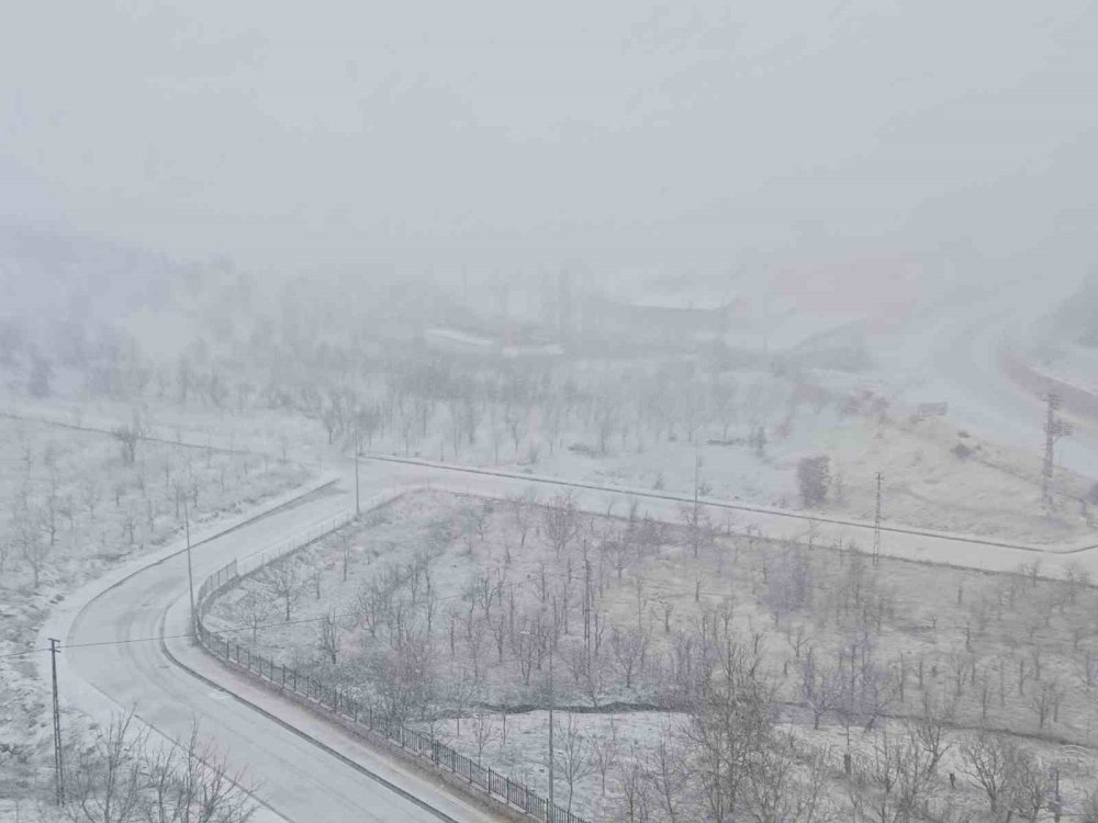 Hadim’de Kar Yağışı İlçeyi Beyaza Bürüdü