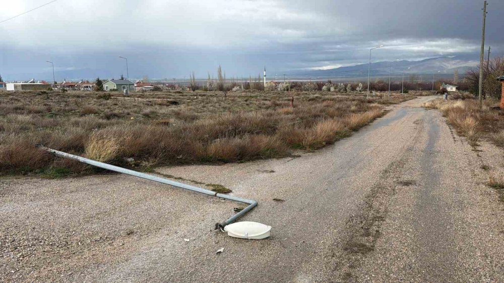 Afyon Çay'da direk devrildi