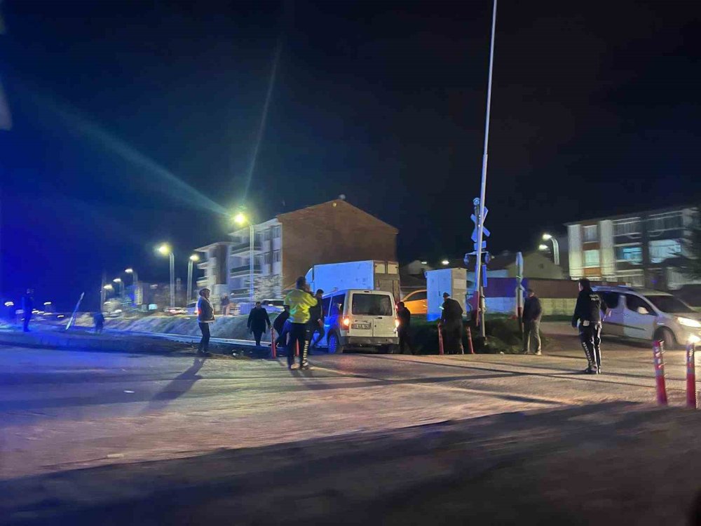 Afyon'da korku dolu anlar! Raylara girip ilerledi