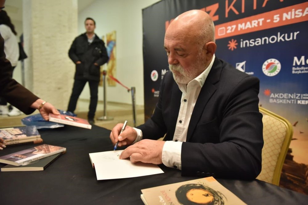 Ercan Kesal Antalya'da kitap imzaladı