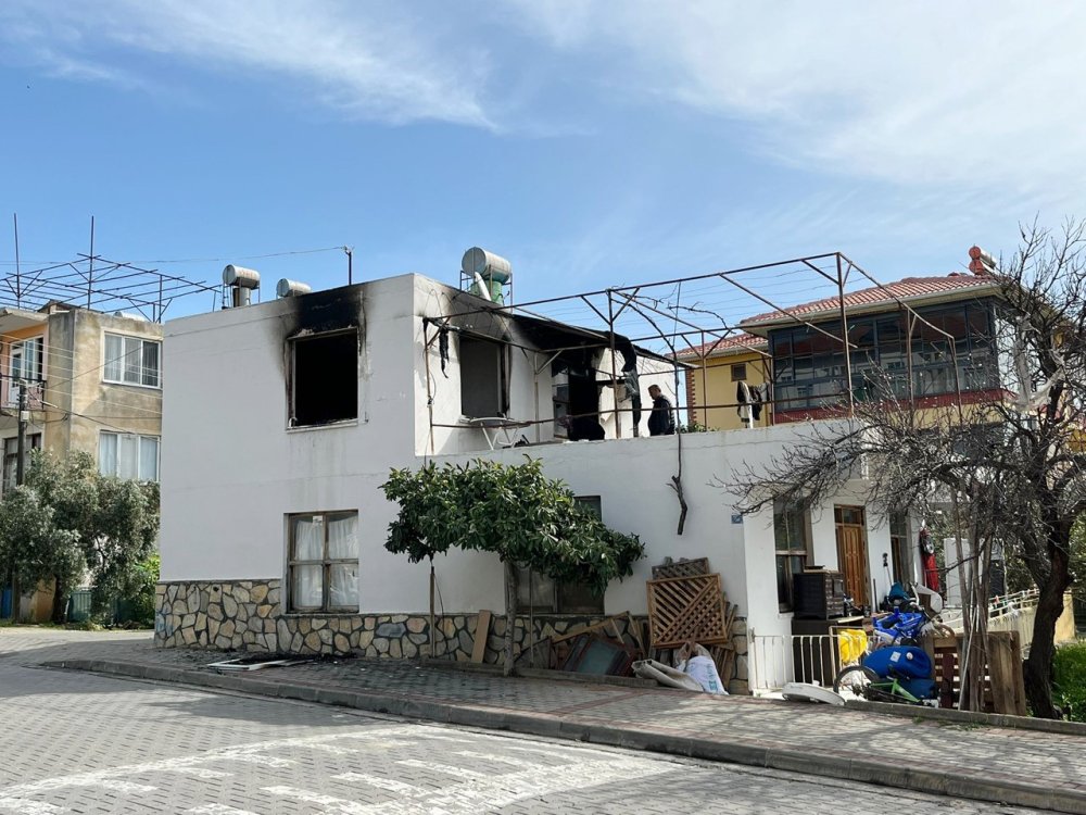 Ev küle döndü Kur'an yanmadı