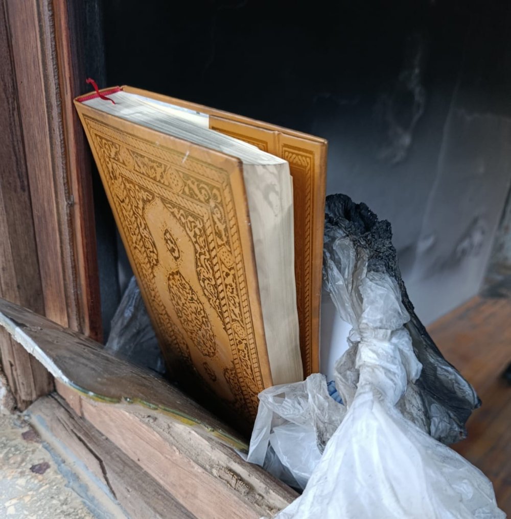 Ev küle döndü Kur'an yanmadı