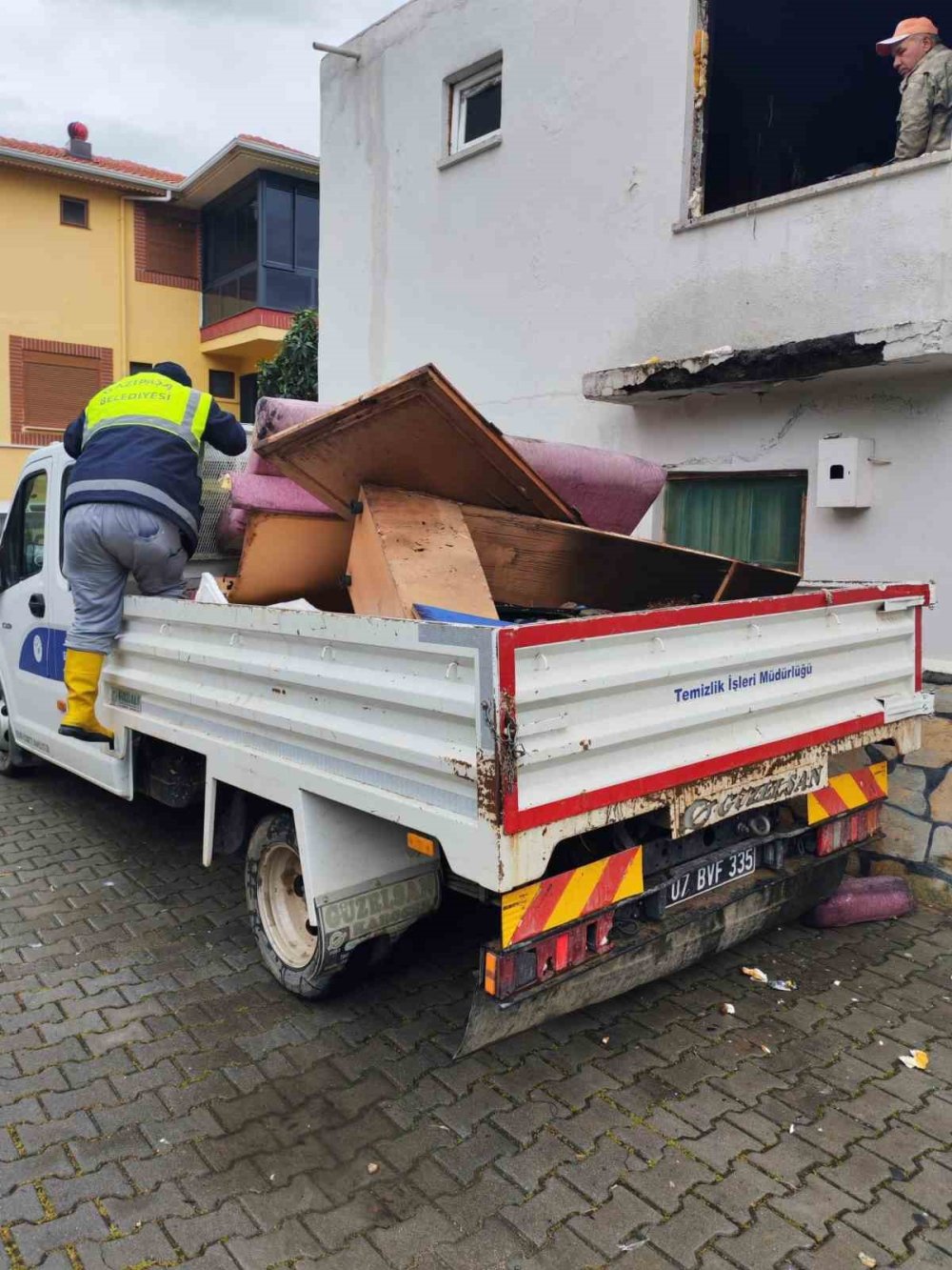 Ev küle döndü Kur'an yanmadı