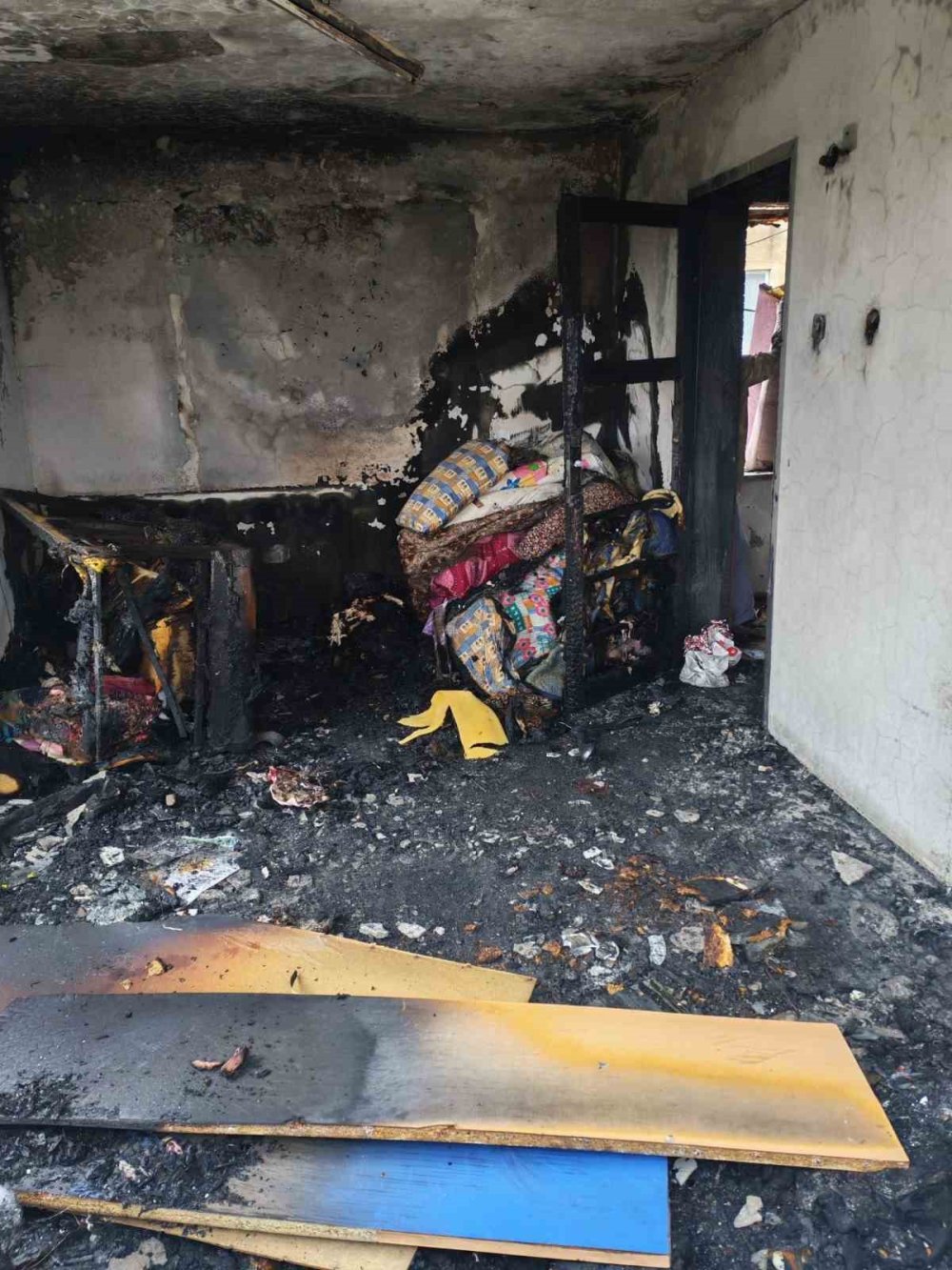 Ev küle döndü Kur'an yanmadı