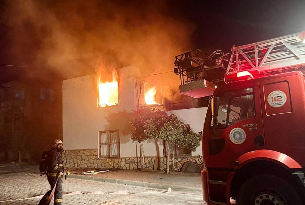 Ev küle döndü Kur'an yanmadı