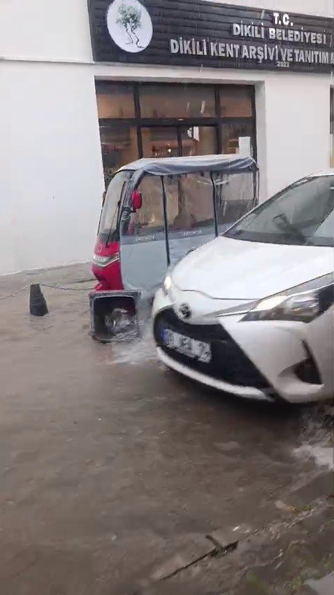 İzmir'de deniz karayla birleşti