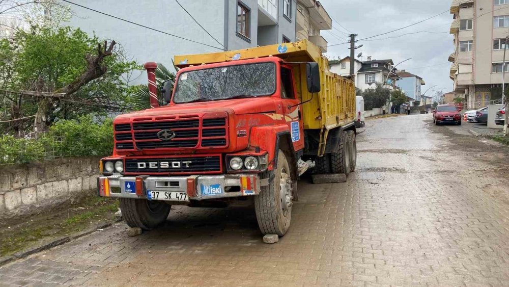 Yaşlı adam kamyonun altında kalıp can verdi