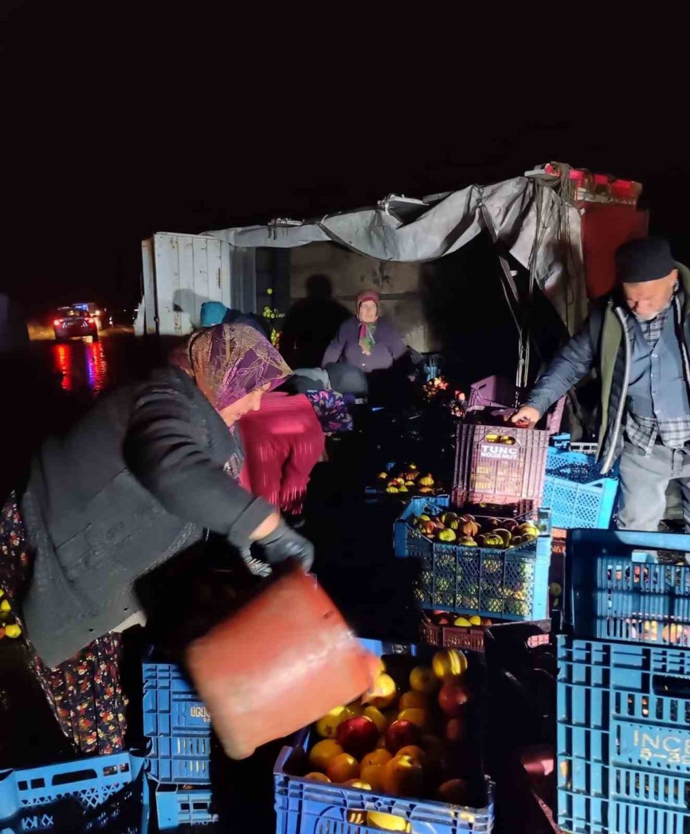 2 Ton Elma Yola Saçıldı: Köylüler Yardıma Koştu