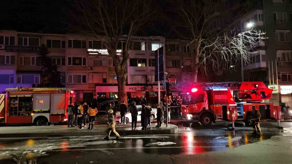 Araç kiralama şirketinde yangın çıktı, 15 araç alevlere teslim oldu